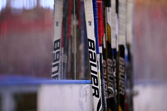 s ishockeyklubbor av märket Bauer innan ishockeymatchen i