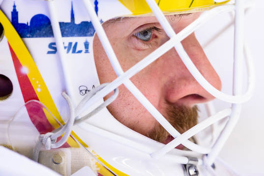 Djurgårdens målvakt Mikael Tellqvist på uppvärmningen