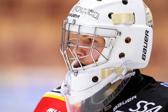 Luleås målvakt Filip Gustafsson på uppvärmningen