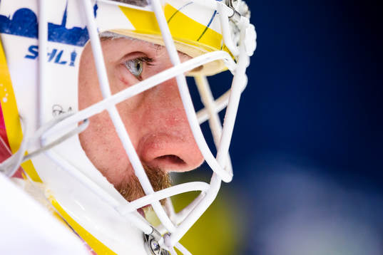 Djurgårdens målvakt Mikael Tellqvist på uppvärmningen