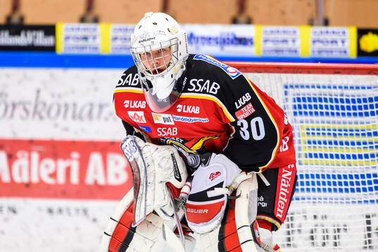 Luleås målvakt Filip Gustafsson på uppvärmningen