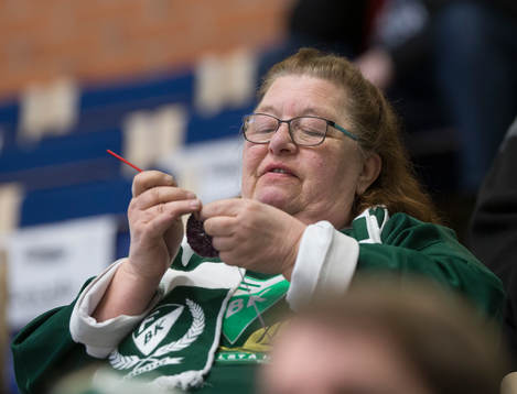 Färjestads supportersikter och virkar på läktaren