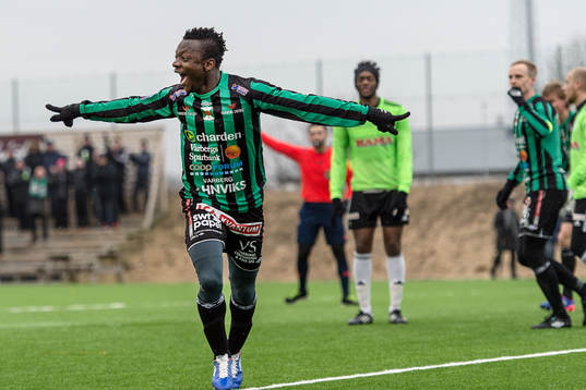 Varbergs Thomas Boakye har gjort 1-0 och jublar