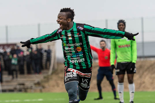 Varbergs Thomas Boakye har gjort 1-0 och jublar