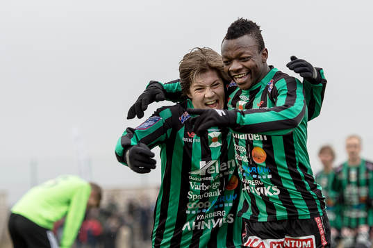 Varbergs Thomas Boakye (h) har gjort 1-0 och jublar