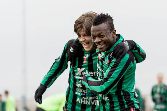 Varbergs Thomas Boakye (h) har gjort 1-0 och jublar