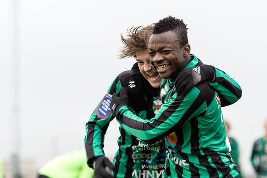 Varbergs Thomas Boakye (h) har gjort 1-0 och jublar