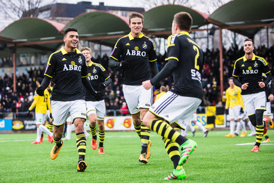 s Haukur Hauksson jublar med AIK:s Ahmed Yasin och Eero