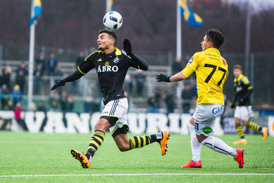s Ahmed Yasin i kamp om bollen med Falkenbergs Kamal Mustafa