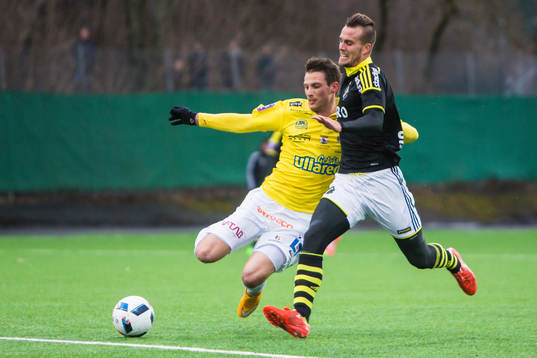 s Fredrik Brustad i kamp om bollen med Falkenbergs Thomas
