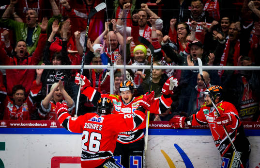 Örebros Libor Hudacek gör 1-0 och jublar med Greg Squires