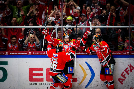 Örebros Libor Hudacek gör 1-0 och jublar med Greg Squires