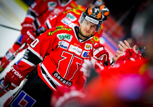 Örebros Libor Hudacek gör 1-0 och jublar med Greg Squires