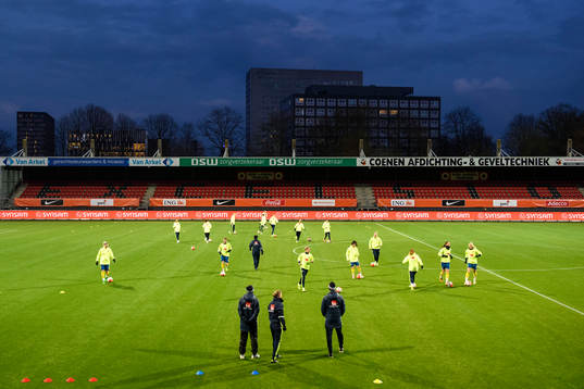 De svenska spelarna värmer upp på arenan