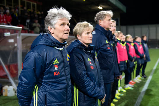 Sveriges förbundskapten Pia Sundhage och assisterande