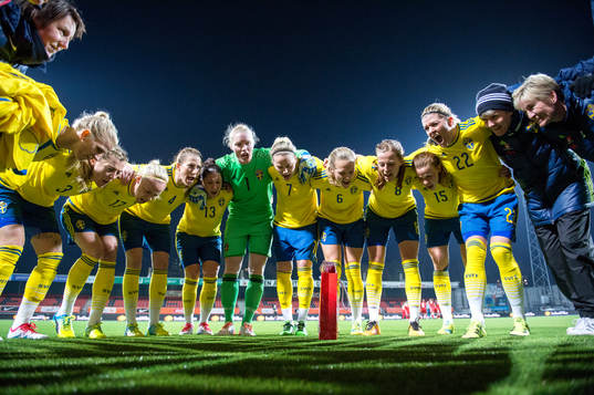 De svenska spelarna samlar innan OS-kvalmatchen i fotboll