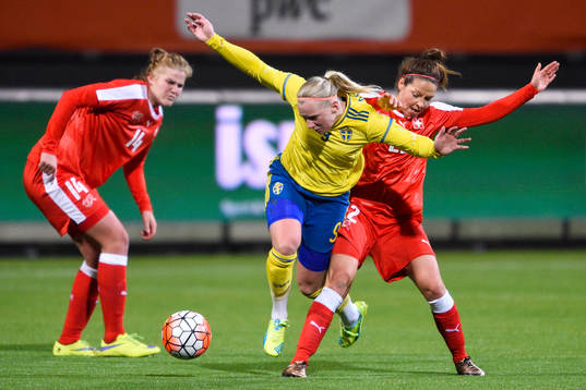 Sveriges Stina Blackstenius och Schweiz Rahel Kiwic och