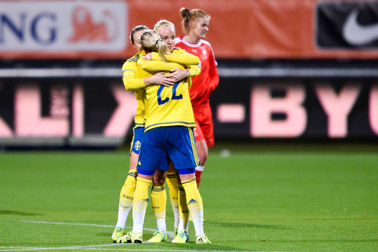 Sveriges Olivia Schough kramar om Caroline Seger