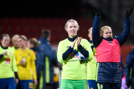 Sveriges målvakt Hedvig Lindahl jublar