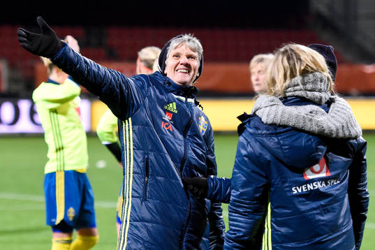 Sveriges förbundskapten Pia Sundhage vinkar till publiken