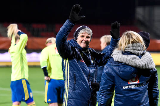 Sveriges förbundskapten Pia Sundhage vinkar till publiken