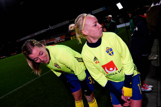 Sveriges Linda Sembrant och Caroline Seger visar hur Seger