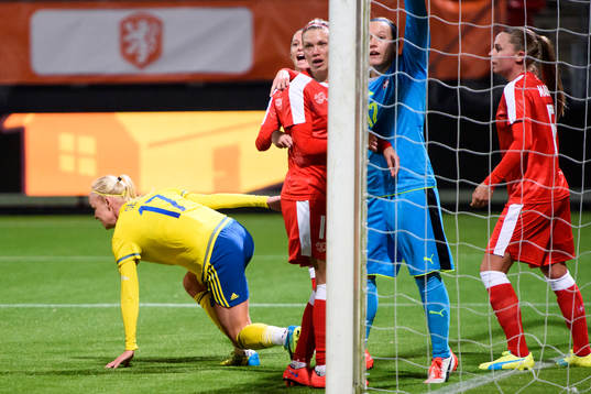 De schweiziska spelarna vinkar för offside