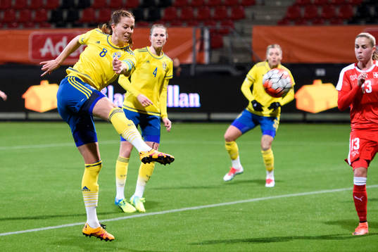 Sveriges Lotta Schelin skjuter mot mål och bollen tar i