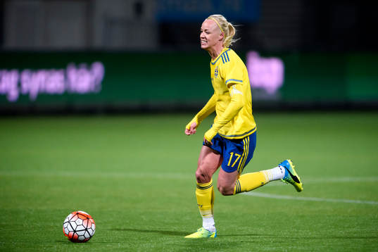 Sveriges Caroline Seger med bollen