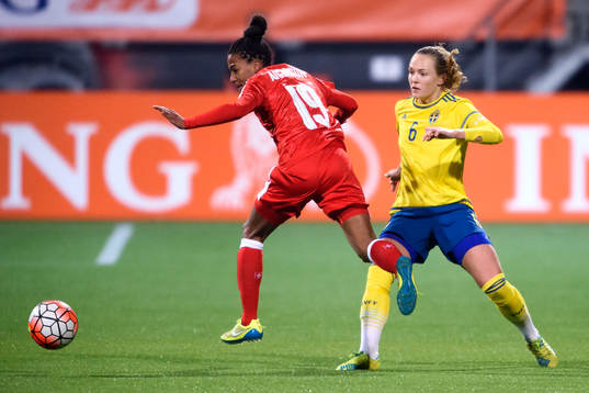 Schweiz Eseosa Aigbogun stoppas av Sveriges Magdalena