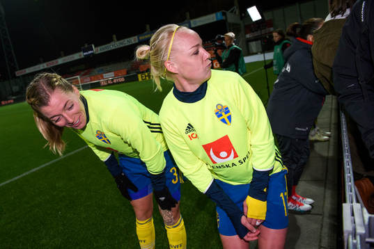 Sveriges Linda Sembrant och Caroline Seger visar hur