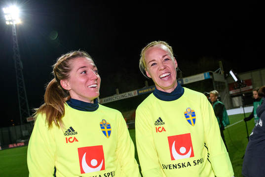 Sveriges Linda Sembrant och Caroline Seger jublar