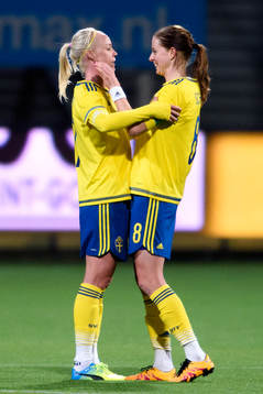 Sveriges Caroline Seger och Lotta Schelin jublar