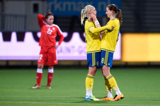 Sveriges Caroline Seger och Lotta Schelin jublar