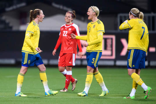 Sveriges Emma Berglund och Nilla Fischer jublar