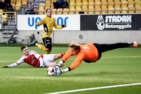 Elfsborgs Simon Hedlund och Kalmars Victor Agardius och