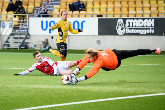 Elfsborgs Simon Hedlund skjuter och skott täcks av Kalmars