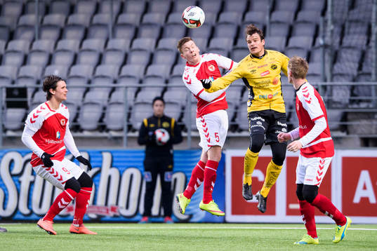 Elfsborgs Henning Hauger och Kalmars Victor Agardius i