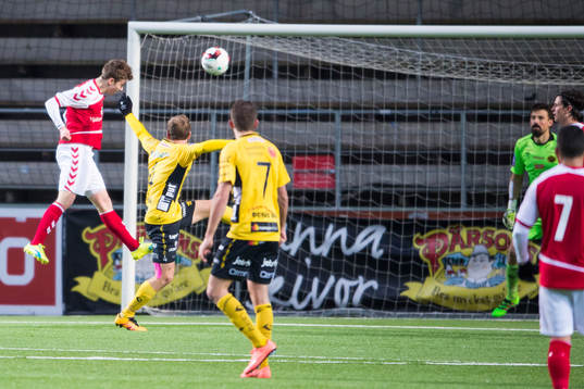 Kalmars Carl Johansson nickar in 0-1
