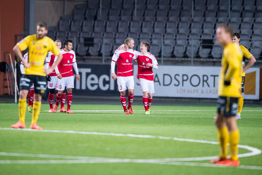 Kalmars Carl Johansson (h) klappas om av Sebastian