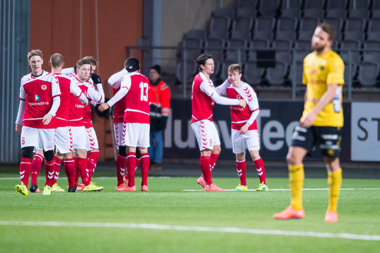 Kalmars Carl Johansson (h) klappas om av Marcus Antonsson