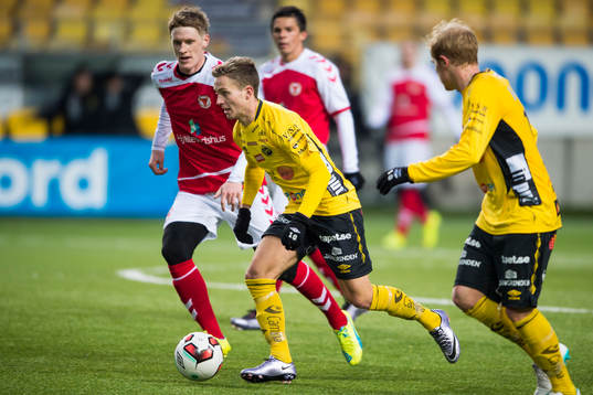 Elfsborgs Adam Lundqvist med Kalmars Rasmus Elm (i