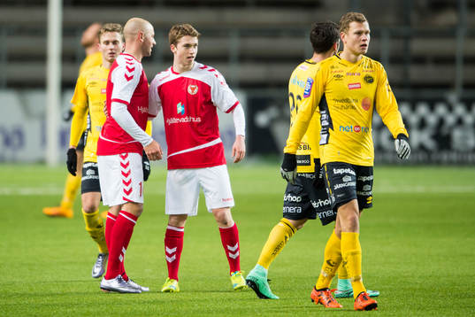 Kalmars Carl Johansson som gjorde 0-1 målet klappas om av