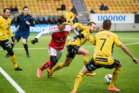 Kamp mellan Kalmars Marcus Antonsson och Elfsborgs Anders