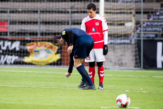 Domare Nermin Cisic markerar med skumspray var