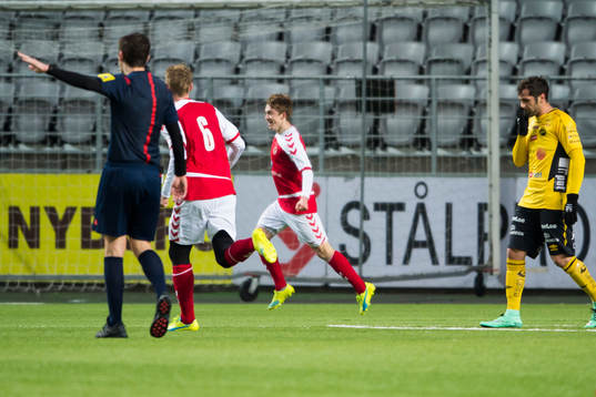 Kalmars Carl Johansson jublar