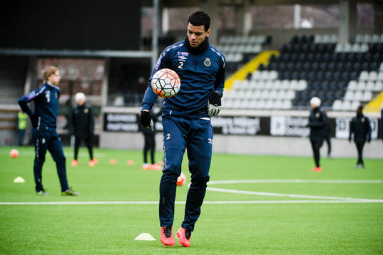 Gefles Joshua Nadeau värmer upp