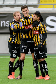 Häckens Kari Arkivuo och Alexander Jeremejeff jublar med