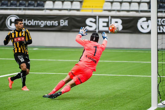 Häckens Paulinho gör 1-0 på Gefles målvakt Emil Hedvall