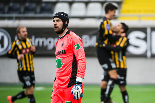 Gefles målvakt Emil Hedvall deppar